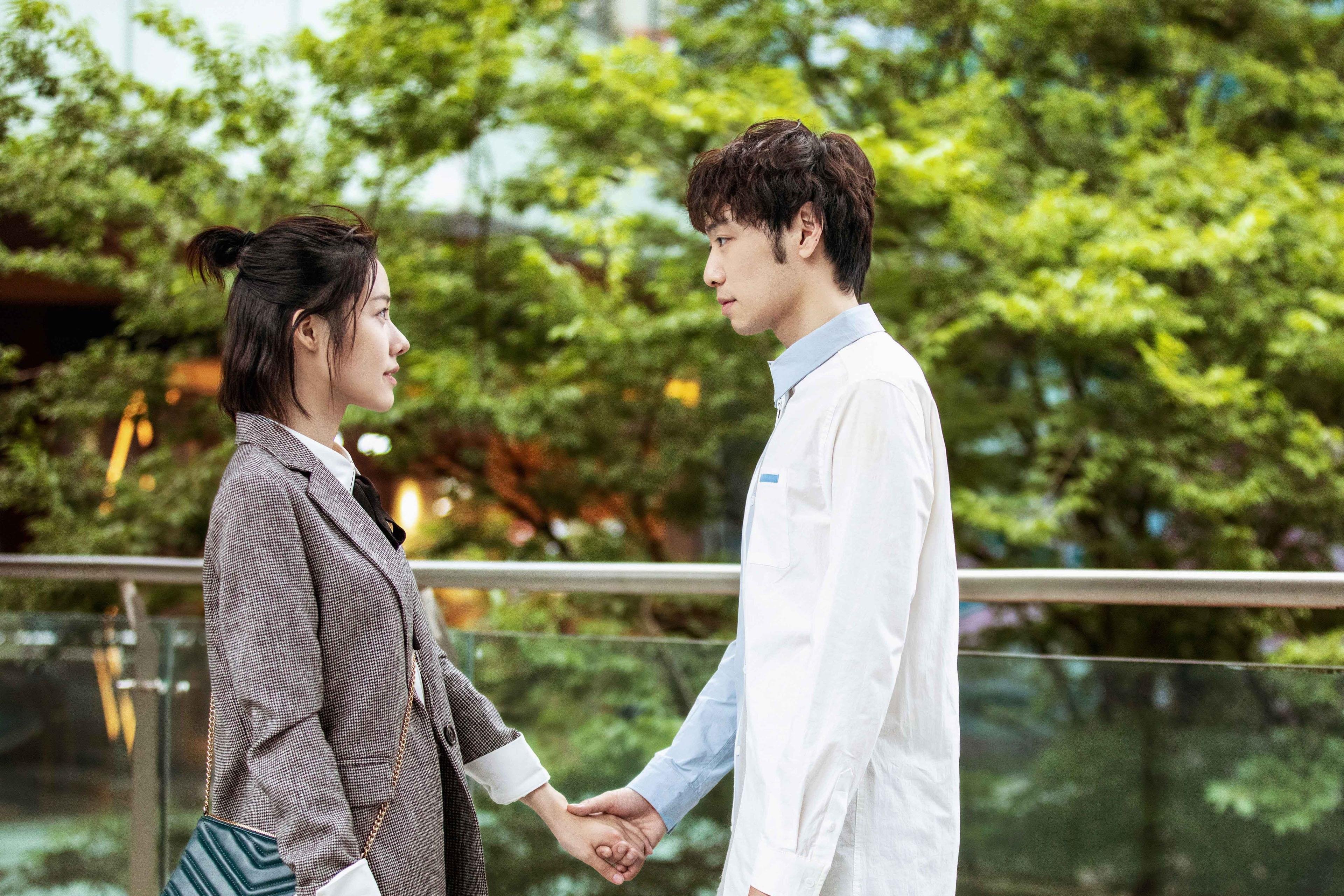 “新都兴城垒球赛：选手全力拼搏，谁将捧起金牌？”